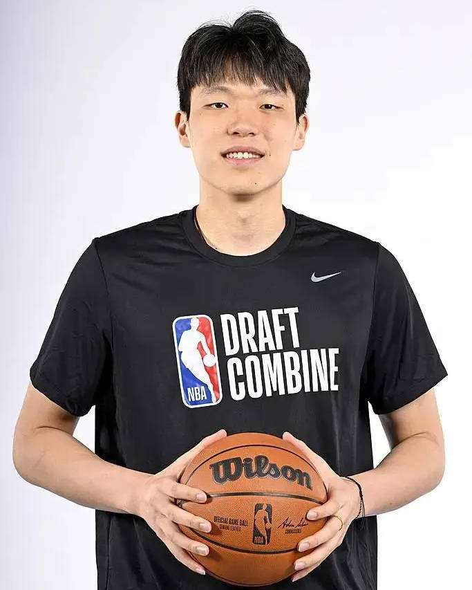 杨瀚森联合试训首战高效12分 三分+强硬2+1初露峥嵘